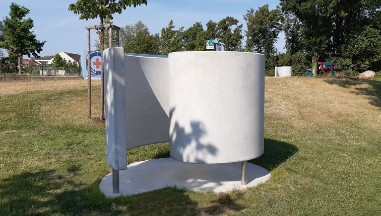 Reihe von architektonischen Beton-Umkleidekabinen.